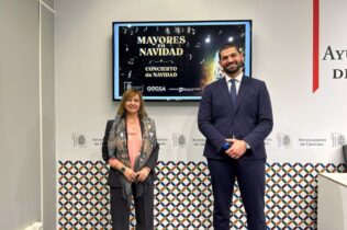 La concejala de Política Social, Familia, Discapacidad y Mayores, Amparo Arrabal, ha presentado el programa para los mayores en Navidad con el Grupo Reifs | Foto: Ayuntamiento