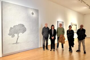 La diputada provincial de Cultura y Educación de Granada, Pilar Caracuel y el director del Centro José Guerrero, Francisco Baena, en la IV edición del Premio Granada de Fondo a la Creación Artística | Foto: Diputación de Granada