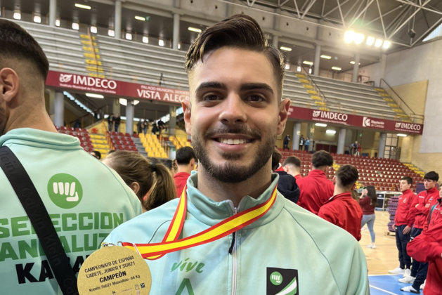 Álex Jiménez posa con la medalla de oro en el Campeonato de España sub-21 | Foto: Archivo GD