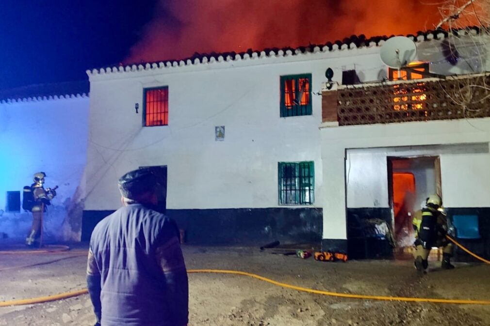 incendio-fonelas-cortijo-bomberos-diputacion