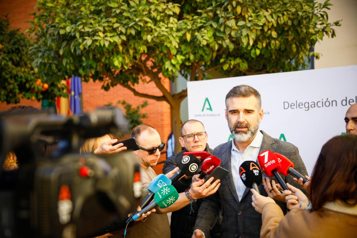 Consejero de Agricultura, Pesca, Agua y Desarrollo Rural, Ramón Fernández-Pacheco, frente a los medios | Foto: Gabinete