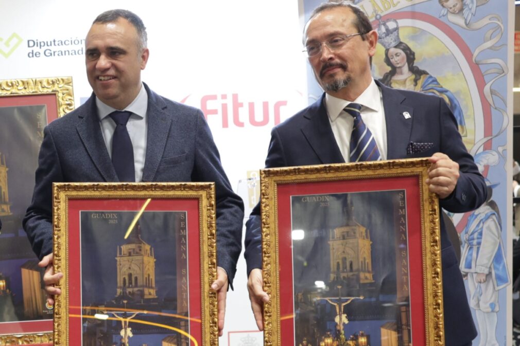 El presidente de la Diputación de Granada, Francis Rodríguez junto a Fernando Egea junto al pregonero de la Semana Santa de Granada, Fernando Egea | Foto: Diputación de Granada