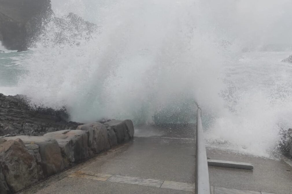 Imagen de un temporal de fuerte oleaje en la playa de Pormenande, en el concejo de El Franco, en el occidente asturiano | Foto: EP