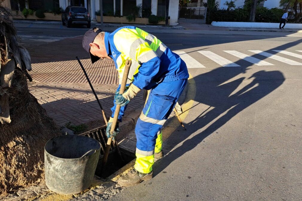 Imagen de un trabajador limpiando imbornales | Foto: Gabinete