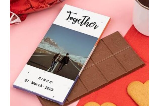 Imagen de una tableta de chocolate personalizada | Foto: Amazon