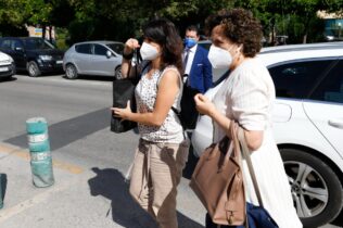 Juana Rivas acude al Centro de Inserción Social Matilde Cantos en Granada acompañada de sus abogados para entregarse voluntariamente en prisión a 11 de junio 2021 en Granada | Foto: Álex Cámara / EP