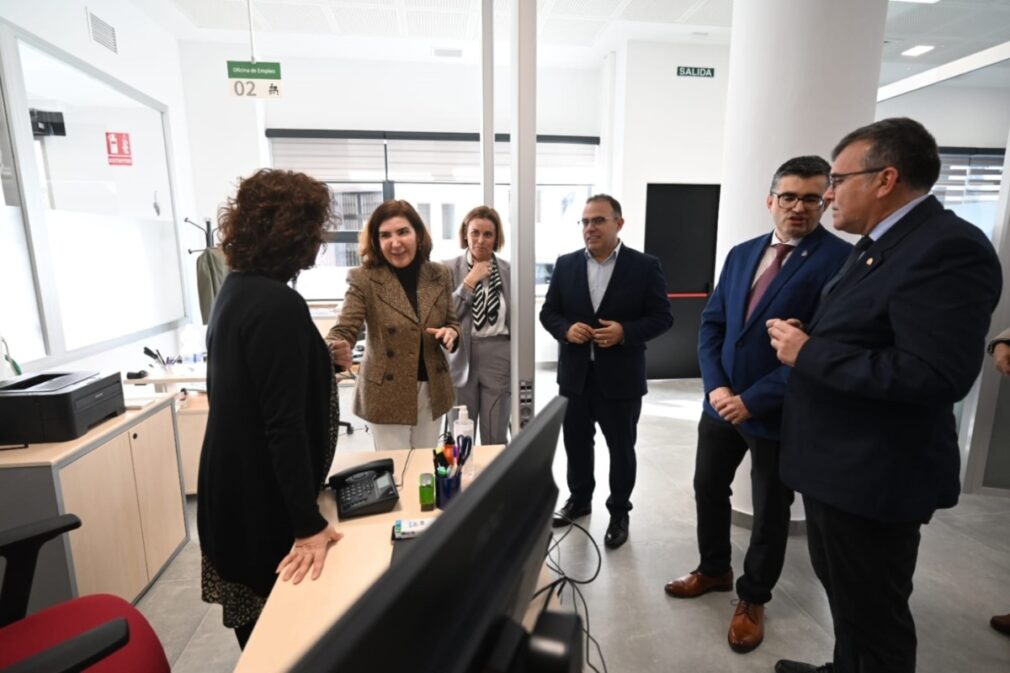 La consejera de Empleo, Empresa y Trabajo Autónomo, Rocío Blanco, ha visitado la nueva Oficina de Empleo de Almuñécar | Foto: Remitida por la Junta de Andalucía / EP