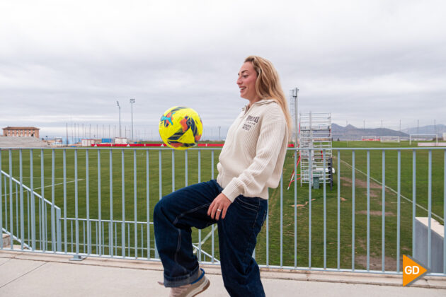 Ornella da toques al balón en la Ciudad Deportiva del Granada CF | Foto: Marcos Gómez