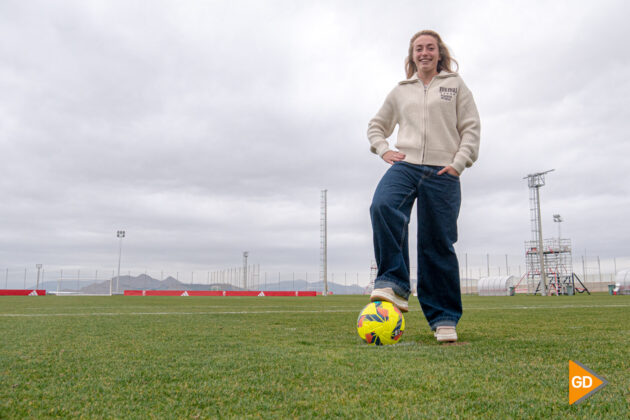 Ornella posa sobre el punto de penalti de uno de los campos de la Ciudad Deportiva | Foto: Marcos Gómez