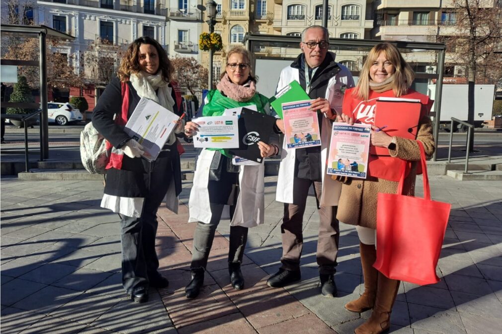 RECOGIDA FIRMAS SANIDAD SINDICATOS GRANADA 250115