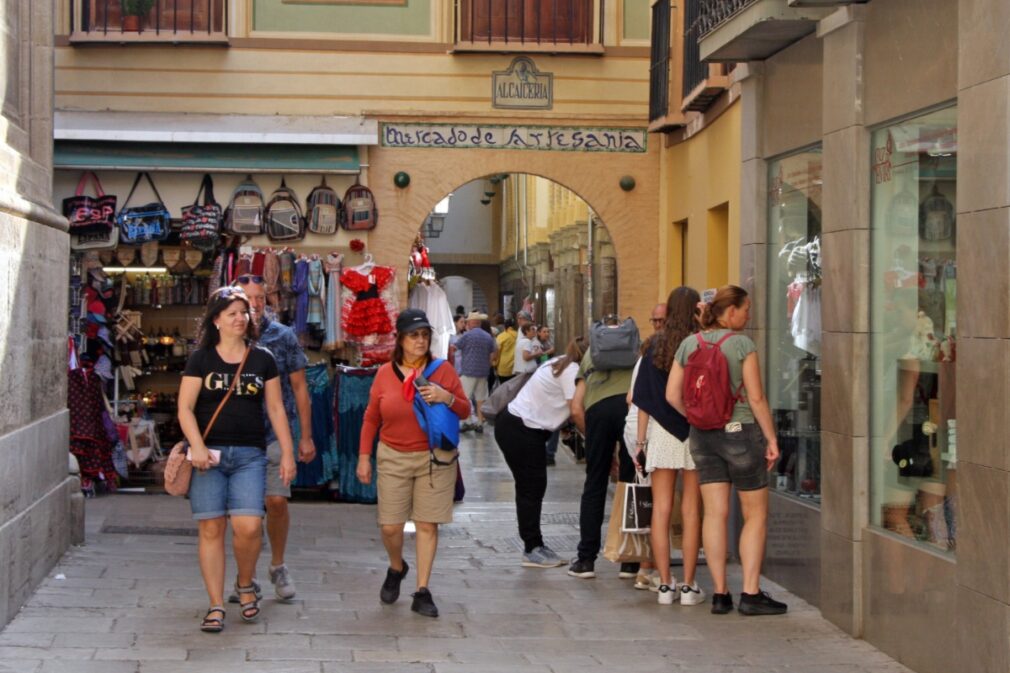 Turistas en la zona de la Alcaicería, Granada | Foto: Patronato Provincial de Turismo