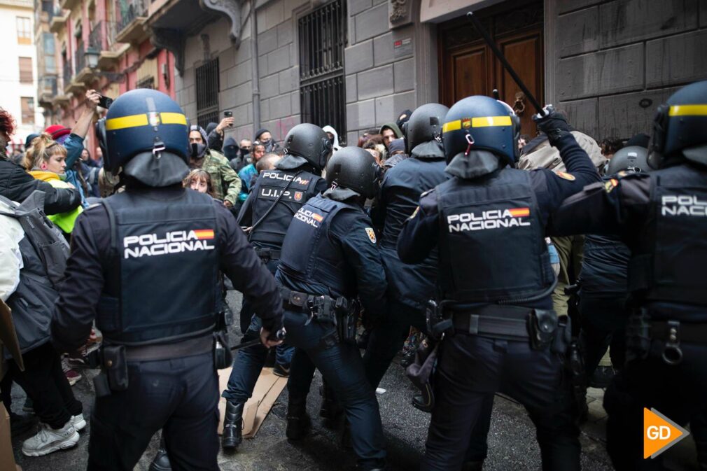 carga-policial-calle-azcayas-okupa-granada