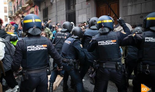 okupacion azacayas La Policía Nacional carga contra las personas que intentan okupar el edificio de la calle Azacayas