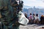 Archivo de una foto de una estatua de gran tamaño cerca de la Alhambra | Foto: Álex Cámara / Europa Press