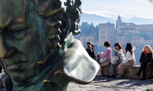 Archivo de una foto de una estatua de gran tamaño cerca de la Alhambra | Foto: Álex Cámara / Europa Press