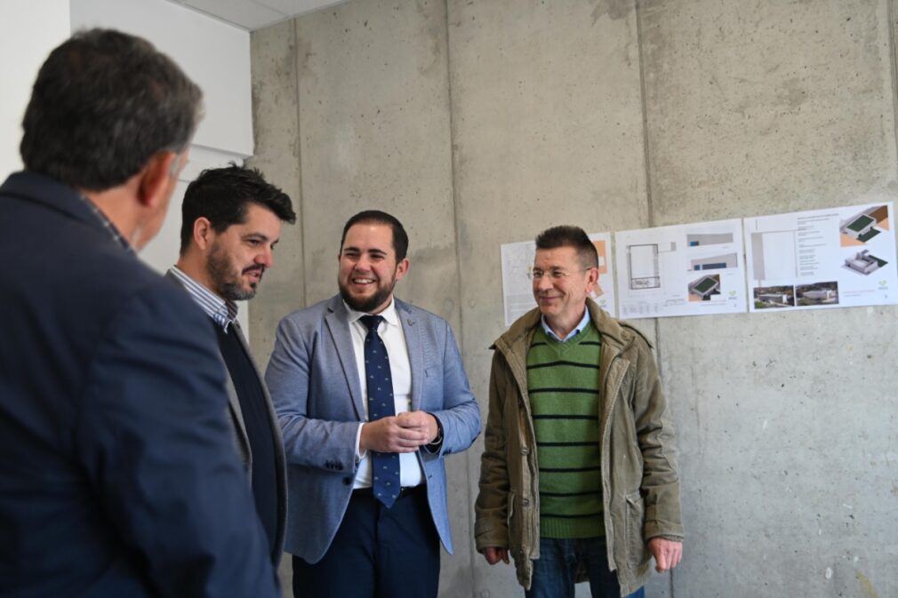 El diputado provincial de Obras Públicas y Vivienda de Granada, José Ramón Jiménez, junto al alcalde de Ugíjar, Federico López, y el alcalde pedáneo, Sebastián Pérez, ha asistido a la recepción del nuevo Centro de Usos Múltiples de Cherín | Foto: Diputación de Granada