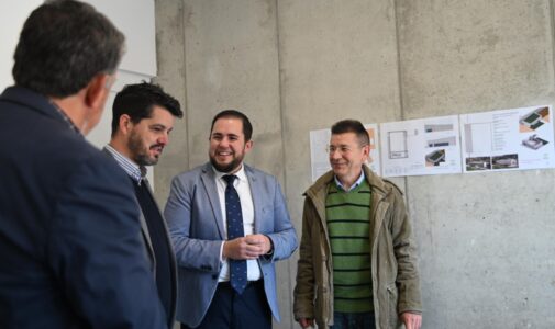 El diputado provincial de Obras Públicas y Vivienda de Granada, José Ramón Jiménez, junto al alcalde de Ugíjar, Federico López, y el alcalde pedáneo, Sebastián Pérez, ha asistido a la recepción del nuevo Centro de Usos Múltiples de Cherín | Foto: Diputación de Granada