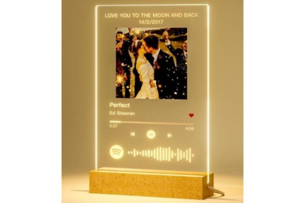 Imagen de una placa spotify personalizada con luz | Foto: Amazon