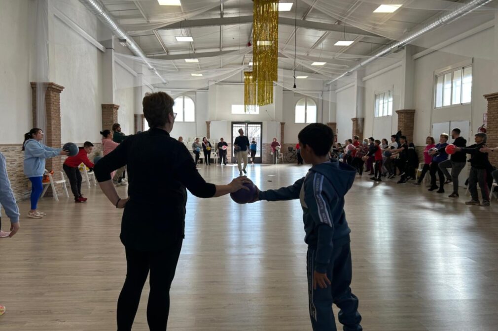 Actividad física intergeneracional con el CEIP Juan Pablo I de Valderrubio | Foto: Alicia Gonçalves