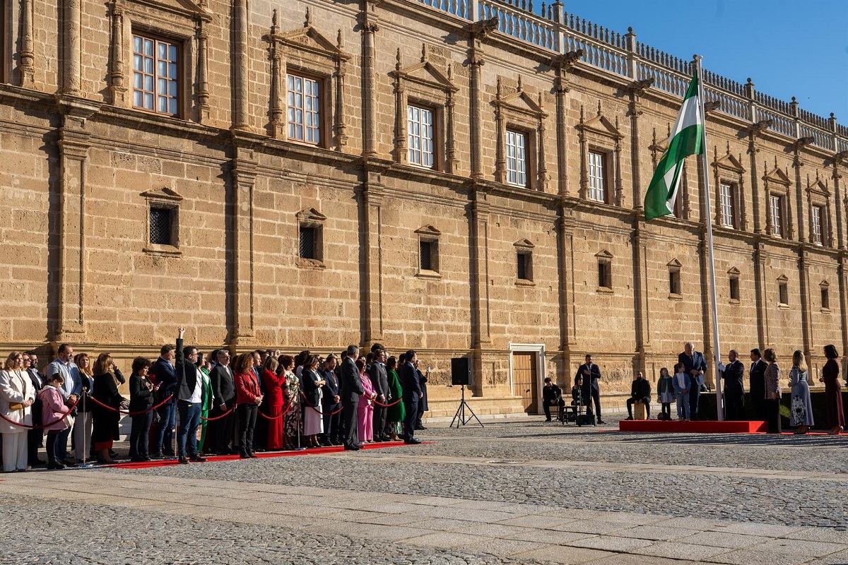 - El presidente del Parlamento de Andalucía, Jesús Aguirre iza la bandera de Andalucía acompañado de dos niños, a 28 de febrero de 2024 en Sevilla,