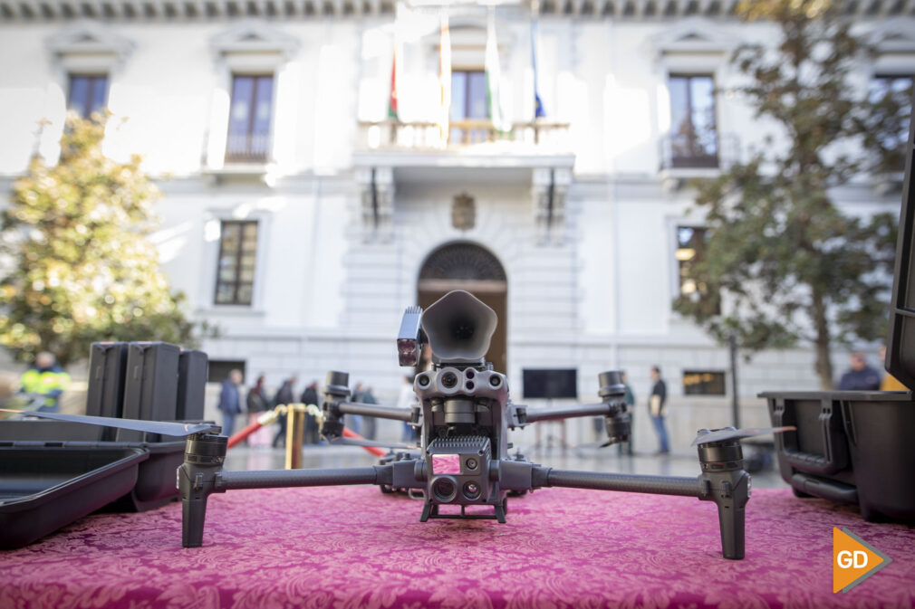 La alcaldesa de Granada, Marifrán Carazo, presenta dos nuevos drones de tecnología avanzada incorporados a la Unidad Halcón de la Policía Local