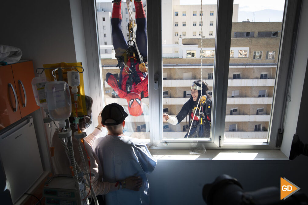 Visita de superheroes a la seccion de oncología del hospital materno infantil de Granada