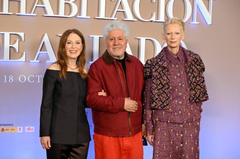 (I-D) Julianne Moore, Pedro Almodóvar y Tilda Swinton posan en el photocall de la película 'La habitación de al lado' | Foto: José Oliva / EP