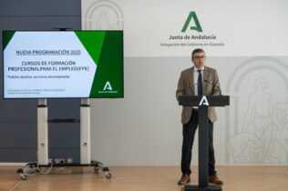 Imagen del delegado territorial de Empleo, Empresa y Trabajo Autónomo de la Junta de Andalucía en Granada, Javier Martín Cañizares, presentando la nueva programación de cursos de Formación Profesional para el Empleo (FPE) | Foto: Gabinete