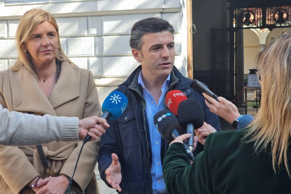 Imagen de la senadora granadina, Inmaculada Fernández y del portavoz del PP en el Ayuntamiento de Granada, Jorge Saavedra | Foto: Gabinete