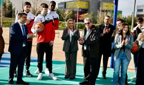 Imagen de la alcaldesa de Granada, Marifrán Carazo, en el centro de la imagen, ha presentado las nuevas instalaciones deportivas del Parque Miguel Ríos | Foto: Gabinete