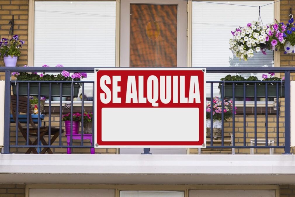 Imagen de un cartel de anuncio de alquiler colgado en una vivienda | Foto: Gabinete