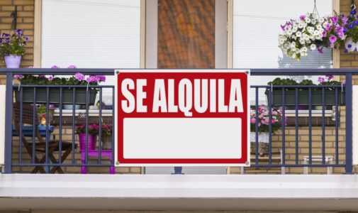 Imagen de un cartel de anuncio de alquiler colgado en una vivienda | Foto: Gabinete