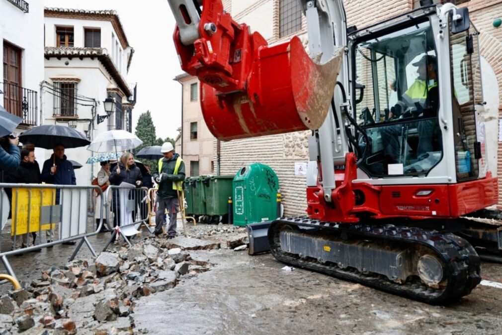 La alcaldesa visita las obras en las calles Minas del Albaicín y el Callejón de la Alberzana | Foto: Ayuntamiento de Granada