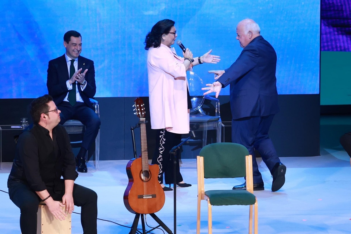 María del Monte baila sevillanas con el presidente del Parlamento andaluz, Jesús Aguirre, y Juanma Moreno palmas 28F - ROCÍO RUZ-EUROPA PRESS