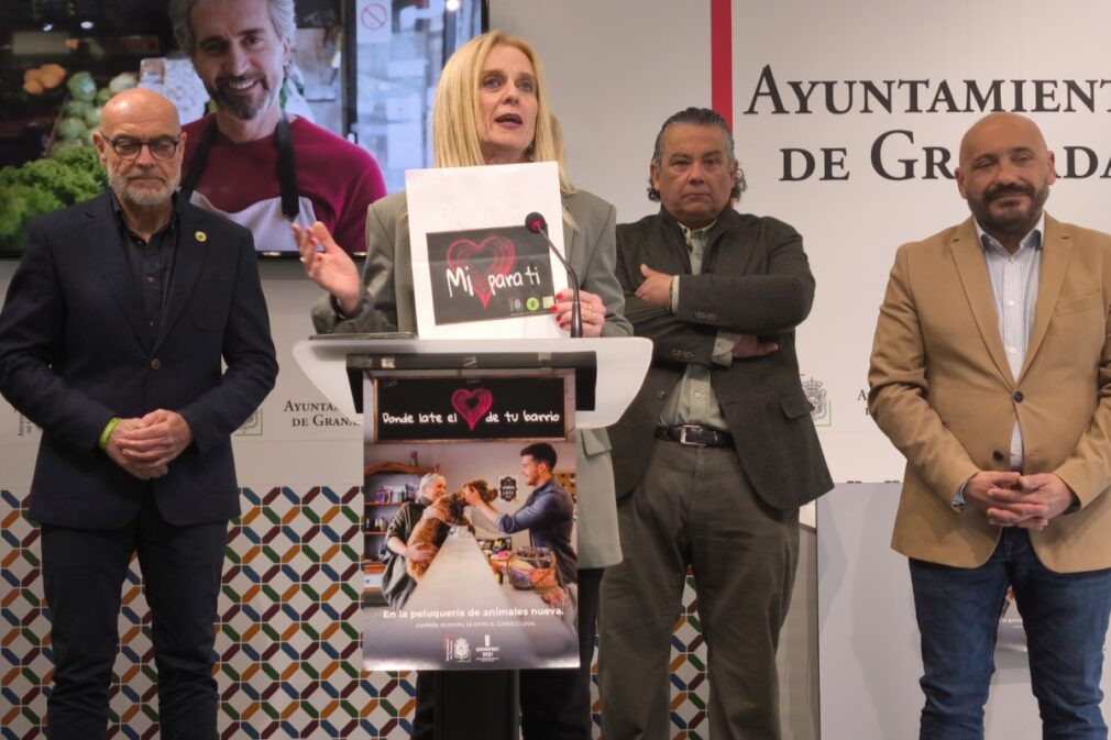 La concejala de Comercio de Granada, Elisa Campoy, presenta una campaña para San Valentín