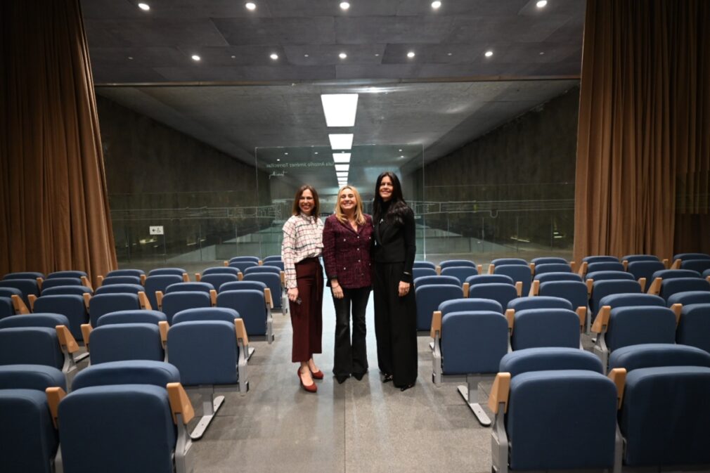 La consejera de Fomento, Articulación del Territorio y Vivienda, Rocío Díaz, ha presentado junto a la alcaldesa de Granada, Marifrán Carazo