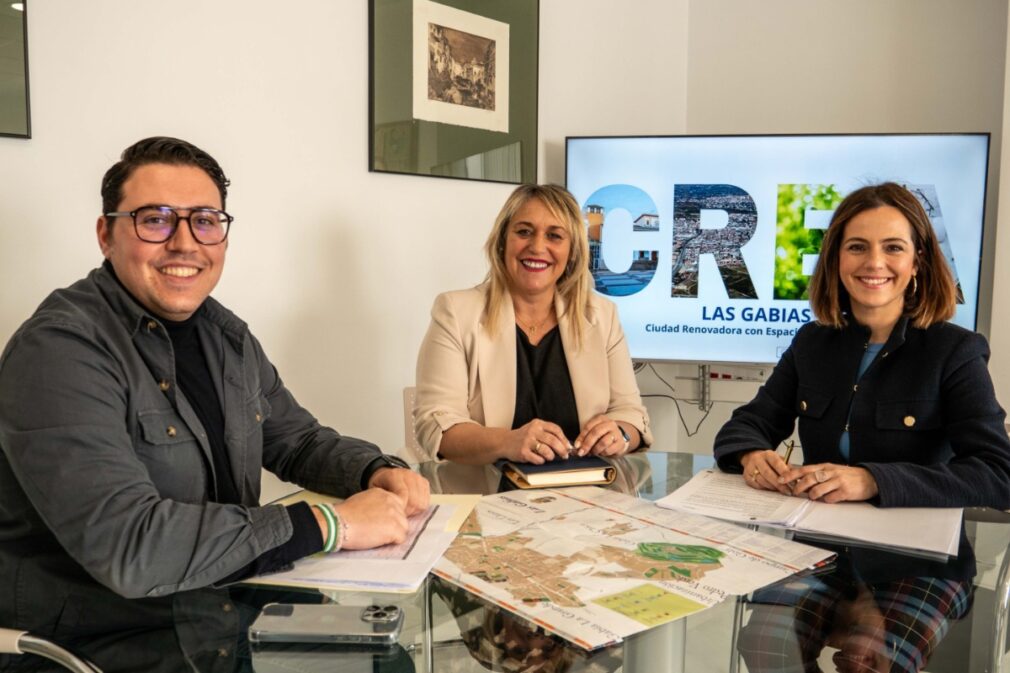 De izquierda a derecha, Mariano Delgado, concejal delegado de Presidencia, Personal y Desarrollo Local, María Merinda Sádaba, alcaldesa de Las Gabias, y Paloma López, concejal delegado de Urbanismo, Desarrollo Sostenible y Agenda 2030