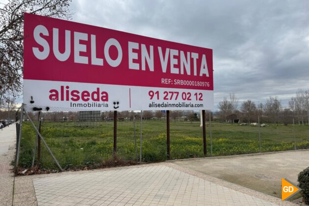 En la parcela todavía permanece el cartel que la oferta | Foto: C. R. E.