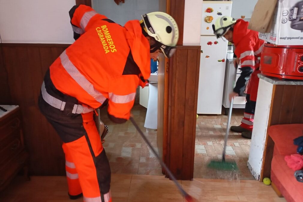 02 Bomberos de Almuñécar en vivienda Calle Mar de Plata