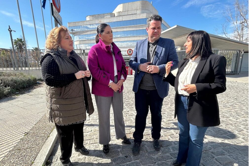 FOTO. Loli Cañavate, Yolanda Fernández, Carlos Porcel y Fátima Gómez a las puertas de la sede de la Diputación de Granada 20250303