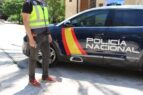 Imagen de archivo de un policía nacional frente a un coche patrulla | Foto: Policía Nacional