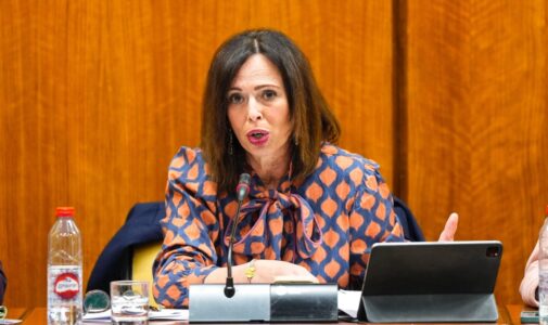 Imagen de la consejera de Fomento, Articulación del Territorio y Vivienda, Rocío Díaz, en comisión parlamentaria | Foto: Joaquín Corchero / Parlamento de Andalucía