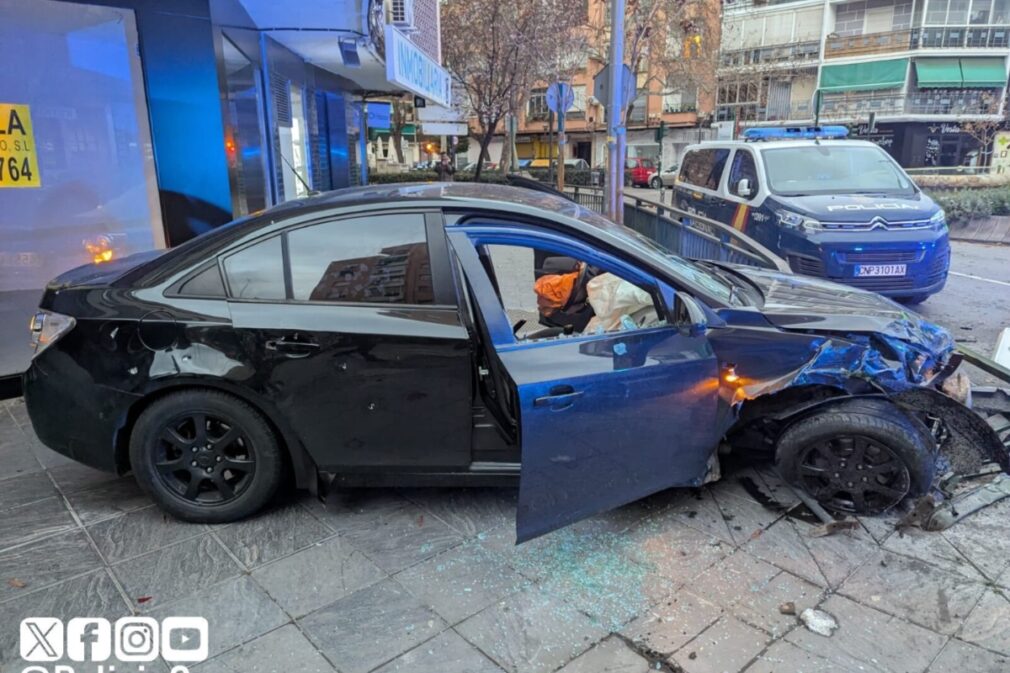 Imagen del coche accidentado | Foto: Twitter de la Policía Local de Granada