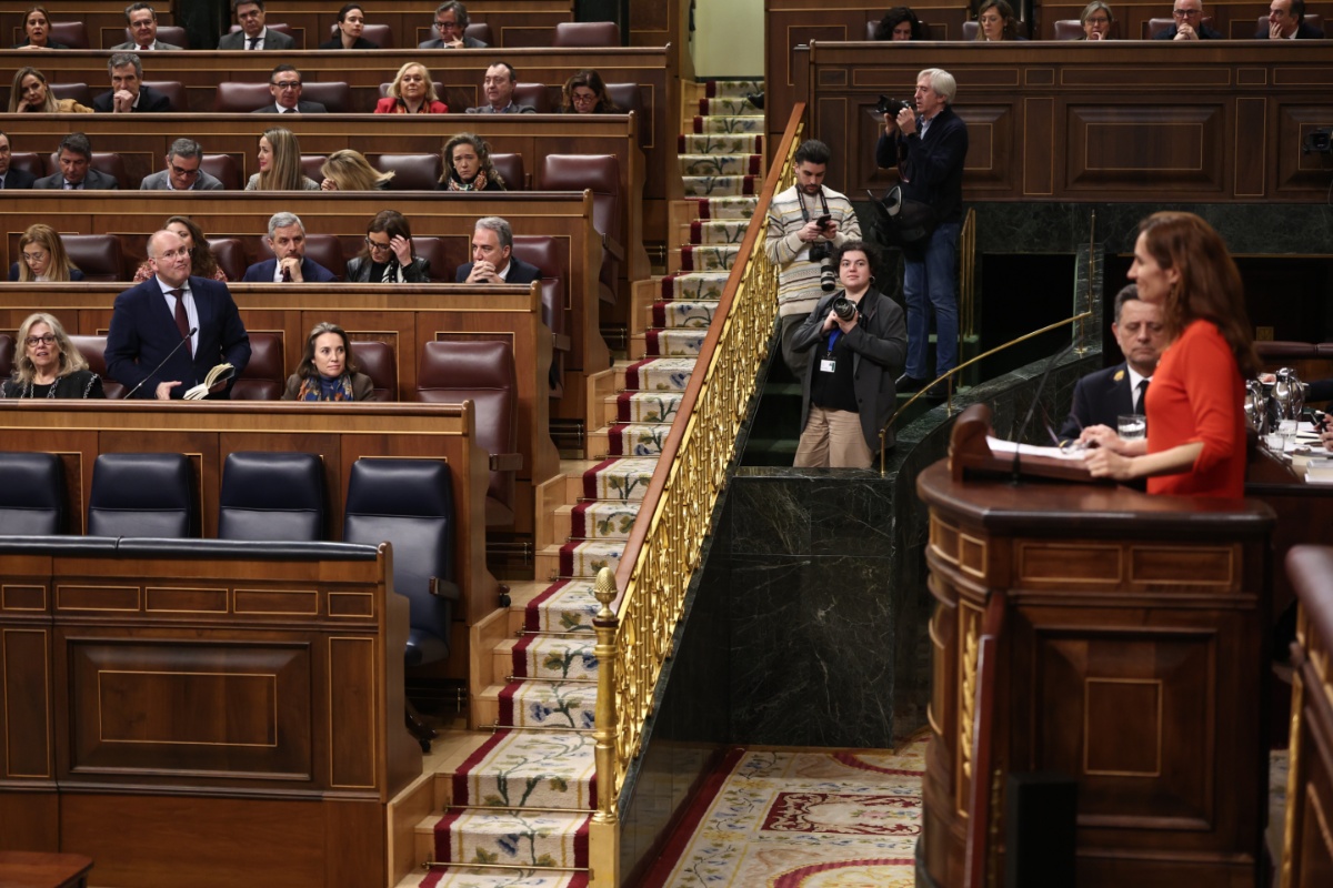 La ministra de Sanidad, Mónica García, interviniendo durante una sesión plenaria en el Congreso de los Diputados | Foto: Eduardo Parra / EP