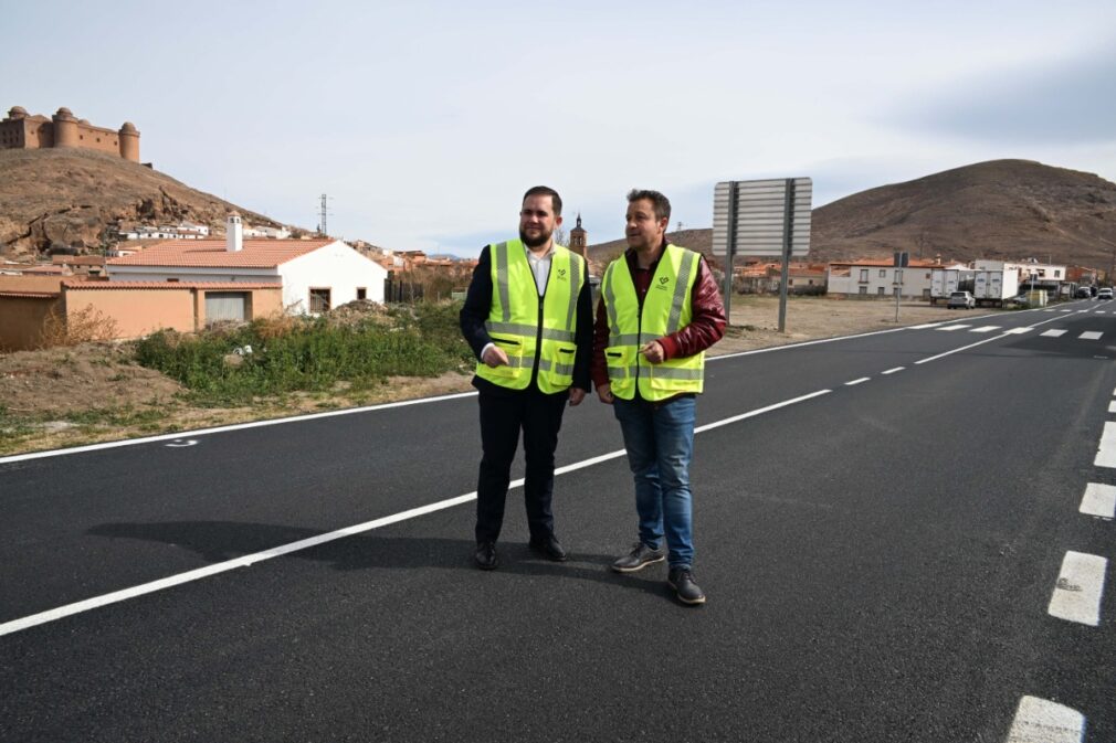 El diputado Obras Públicas y Vivienda, José Ramón Jiménez, junto al alcalde de La Calahorra, Alejandro Ramírez