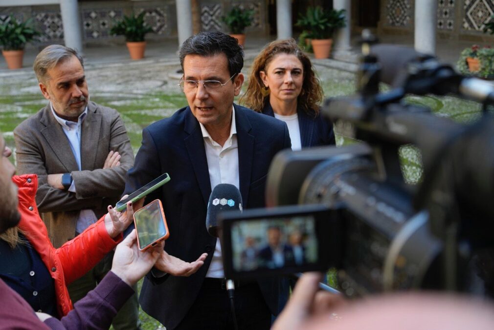 Paco Cuenca atiende a los medios en el patio del Ayuntamiento de Granada