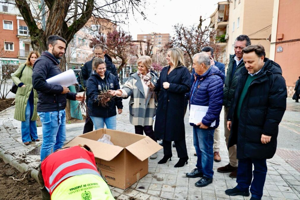 El Ayuntamiento renaturaliza los parterres del Camino de la Zubia