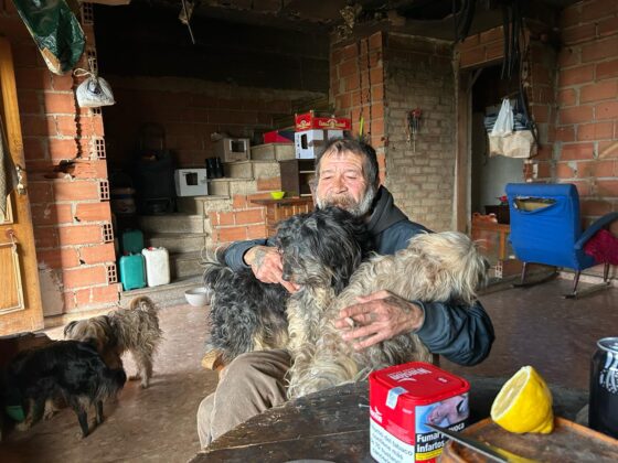 José Francisco Gallardo en su salón junto a sus perros I Foto: Alicia Gonçalves