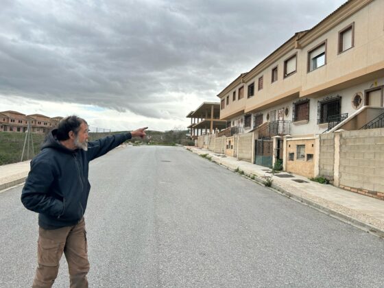 José Francisco Gallardo señalando una de las antiguas casas ocupadas que han sido tapiadas en Láchar I Foto: Alicia Gonçalves